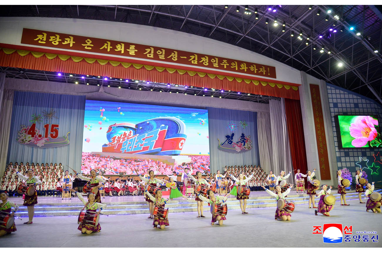 위대한 수령 김일성대원수님 탄생 113돐경축 평양학생소년궁전 예술소조원들의 종합공연 진행