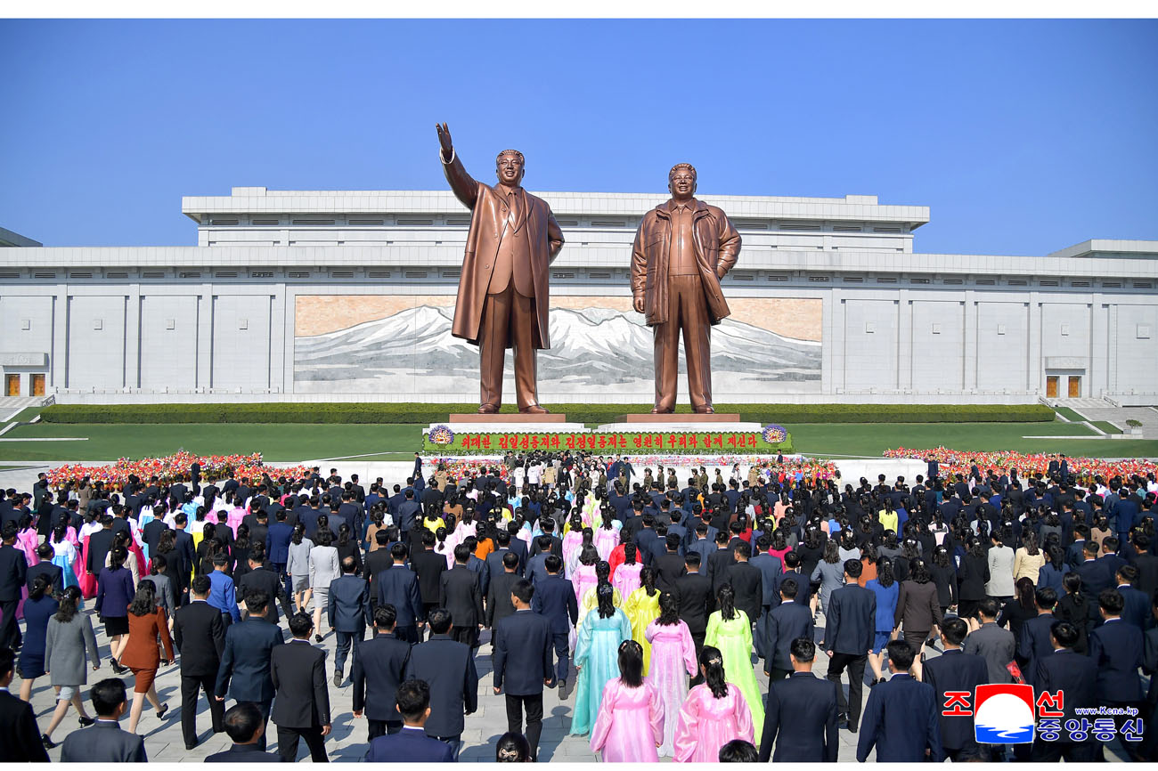 위대한 수령 김일성동지와 위대한 령도자 김정일동지의 동상에 뜻깊은 4월의 명절에 즈음하여 근로자들과 인민군장병들, 청소년학생들 꽃바구니 진정