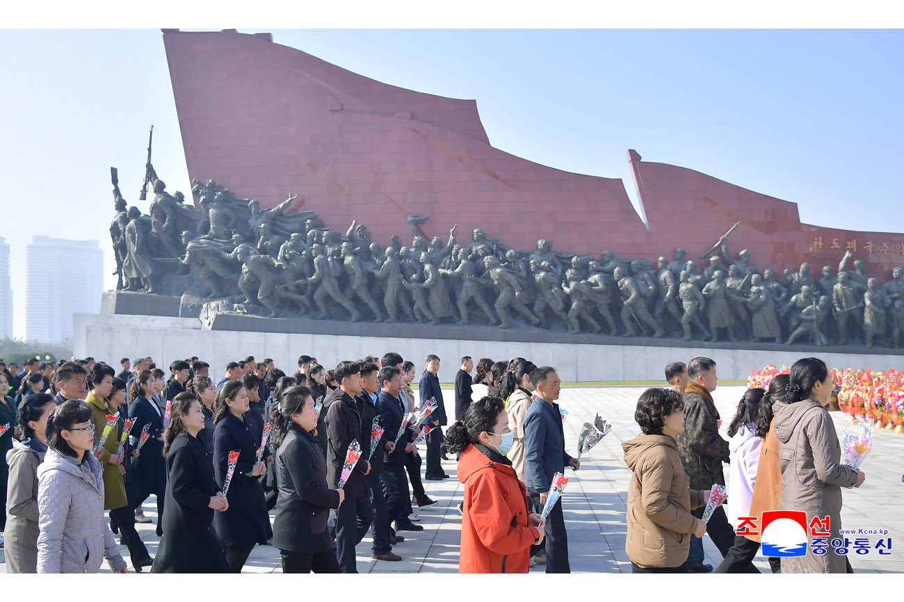 위대한 수령 김일성동지와 위대한 령도자 김정일동지의 동상에 뜻깊은 4월의 명절에 즈음하여 근로자들과 인민군장병들, 청소년학생들 꽃바구니 진정