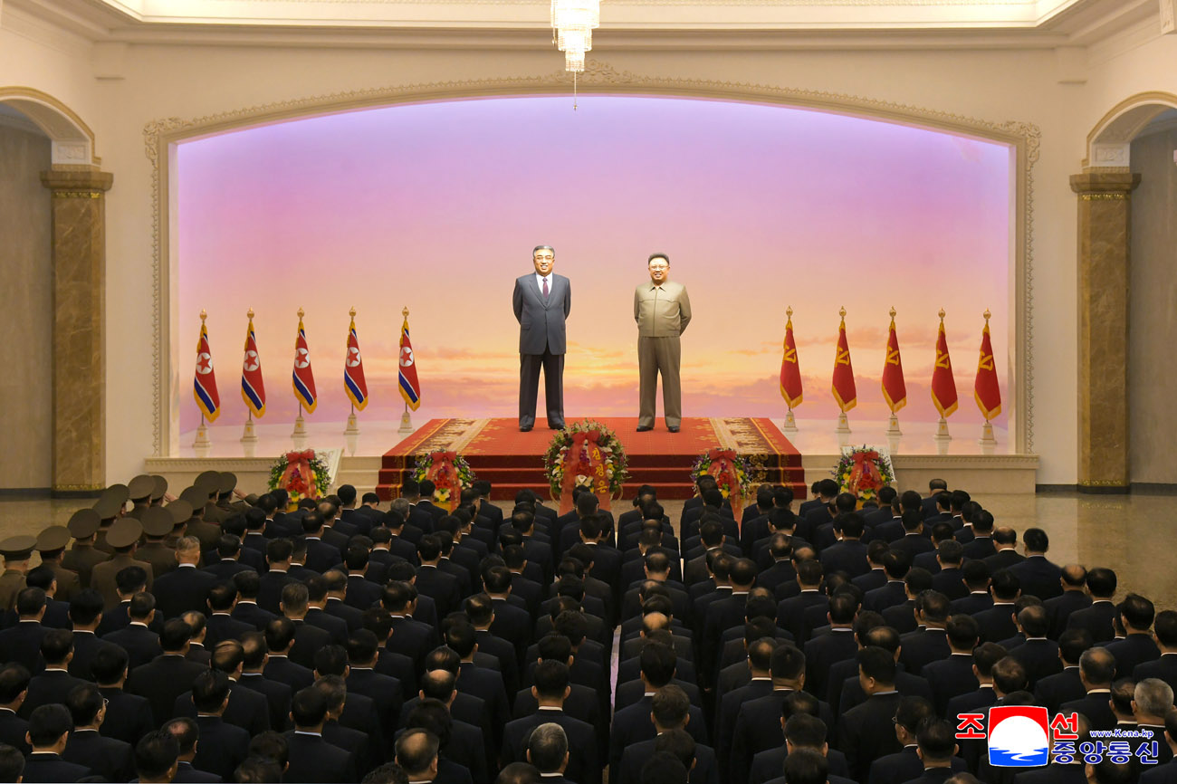 민족최대의 경사스러운 태양절에 즈음하여 당과 정부의 간부들 금수산태양궁전을 찾아 숭고한 경의 표시
