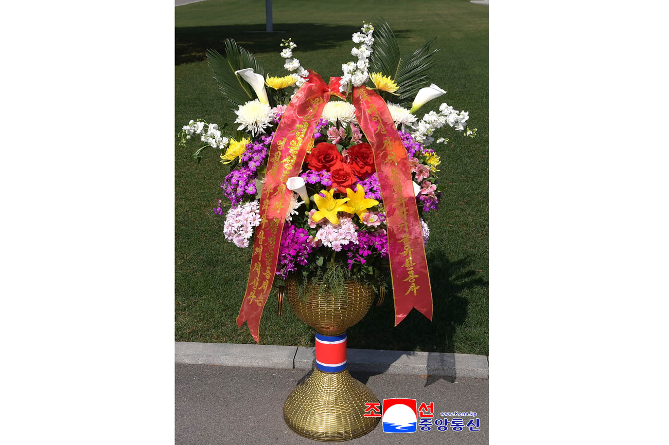 위대한 수령 김일성동지와 위대한 령도자 김정일동지의 동상에 외국의 단체, 인사들이 꽃바구니를 보내여왔다