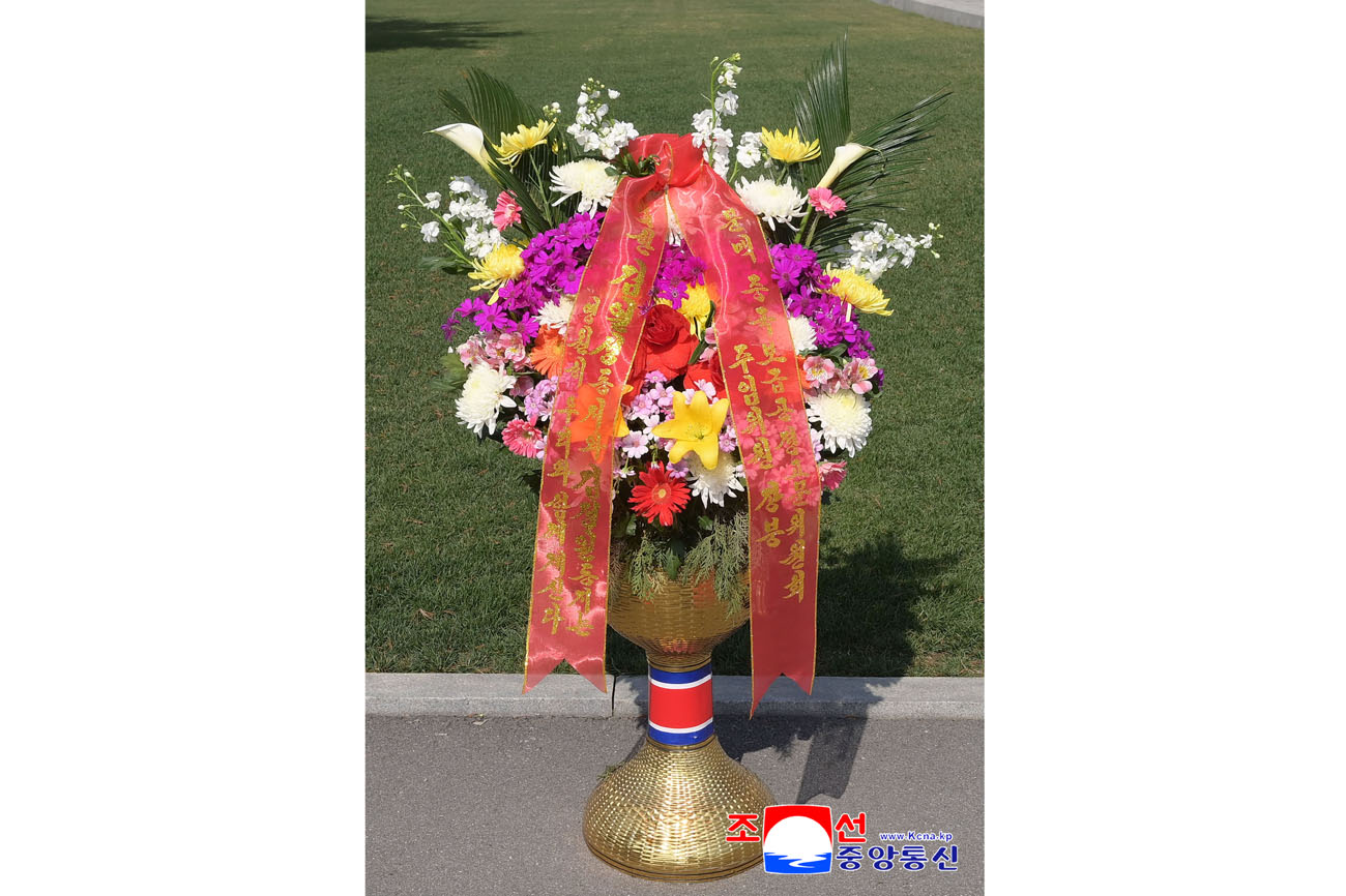 위대한 수령 김일성동지와 위대한 령도자 김정일동지의 동상에 외국의 단체, 인사들이 꽃바구니를 보내여왔다