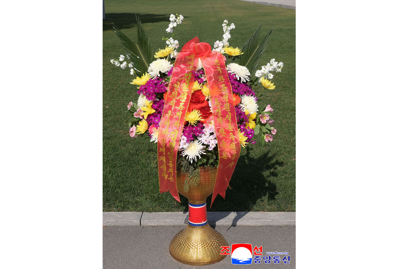 위대한 수령 김일성동지와 위대한 령도자 김정일동지의 동상에 외국의 단체, 인사들이 꽃바구니를 보내여왔다