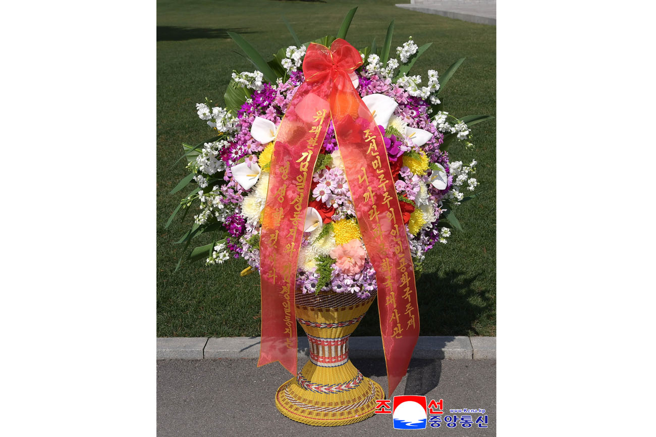 위대한 수령 김일성동지와 위대한 령도자 김정일동지의 동상에 외국의 단체, 인사들이 꽃바구니를 보내여왔다