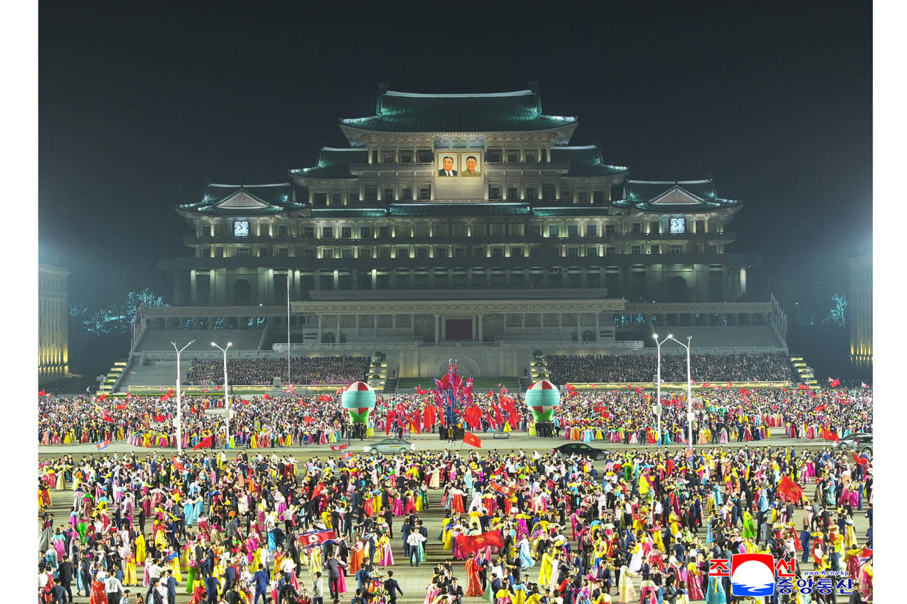위대한 수령 김일성동지 탄생 113돐경축 평양시청년학생들의 야회 및 축포발사 진행