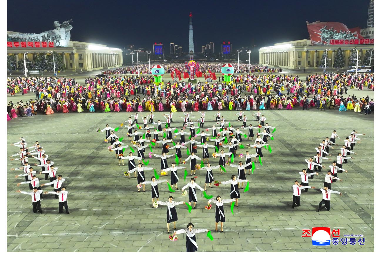 위대한 수령 김일성동지 탄생 113돐경축 평양시청년학생들의 야회 및 축포발사 진행