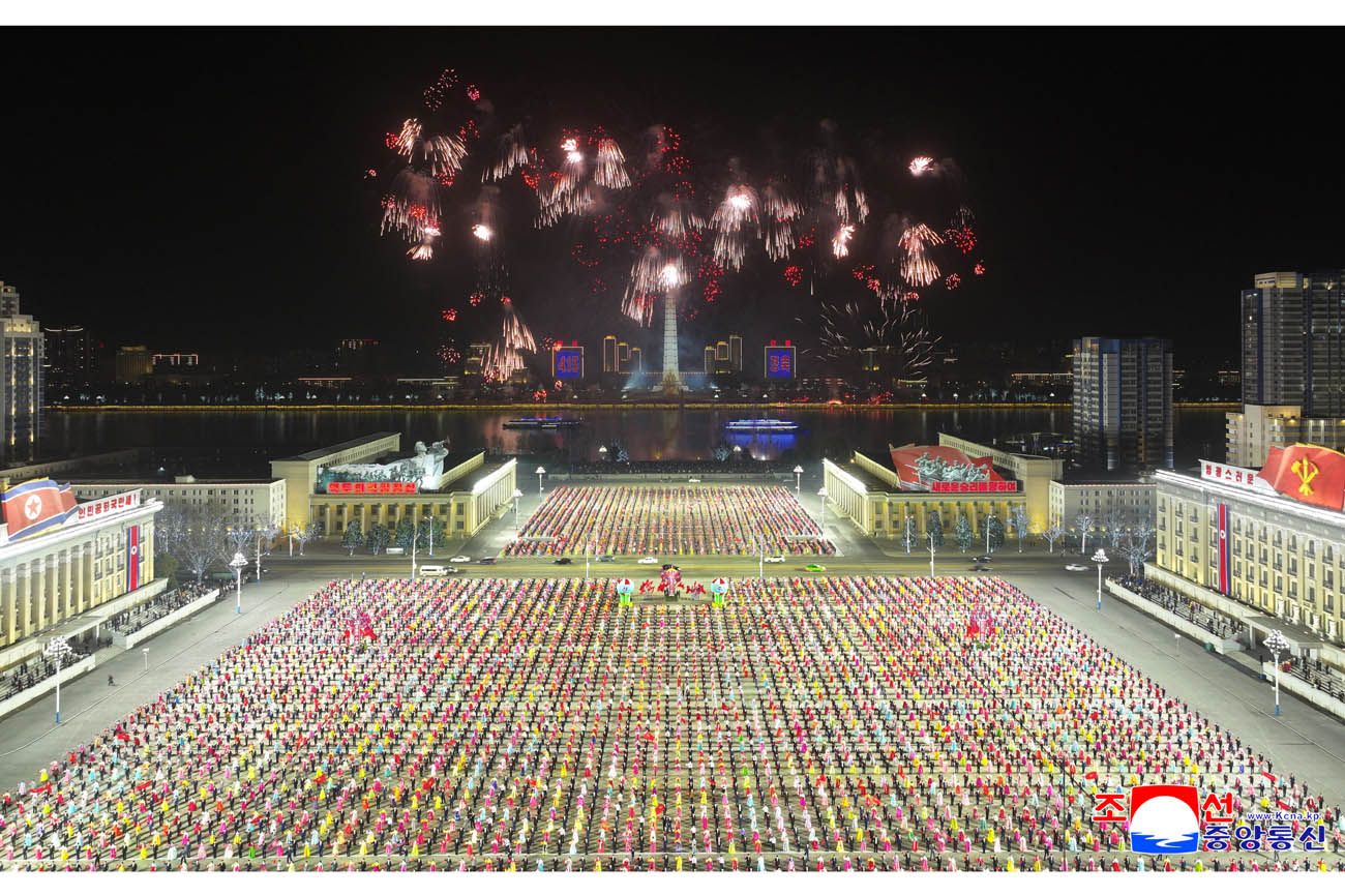 위대한 수령 김일성동지 탄생 113돐경축 평양시청년학생들의 야회 및 축포발사 진행