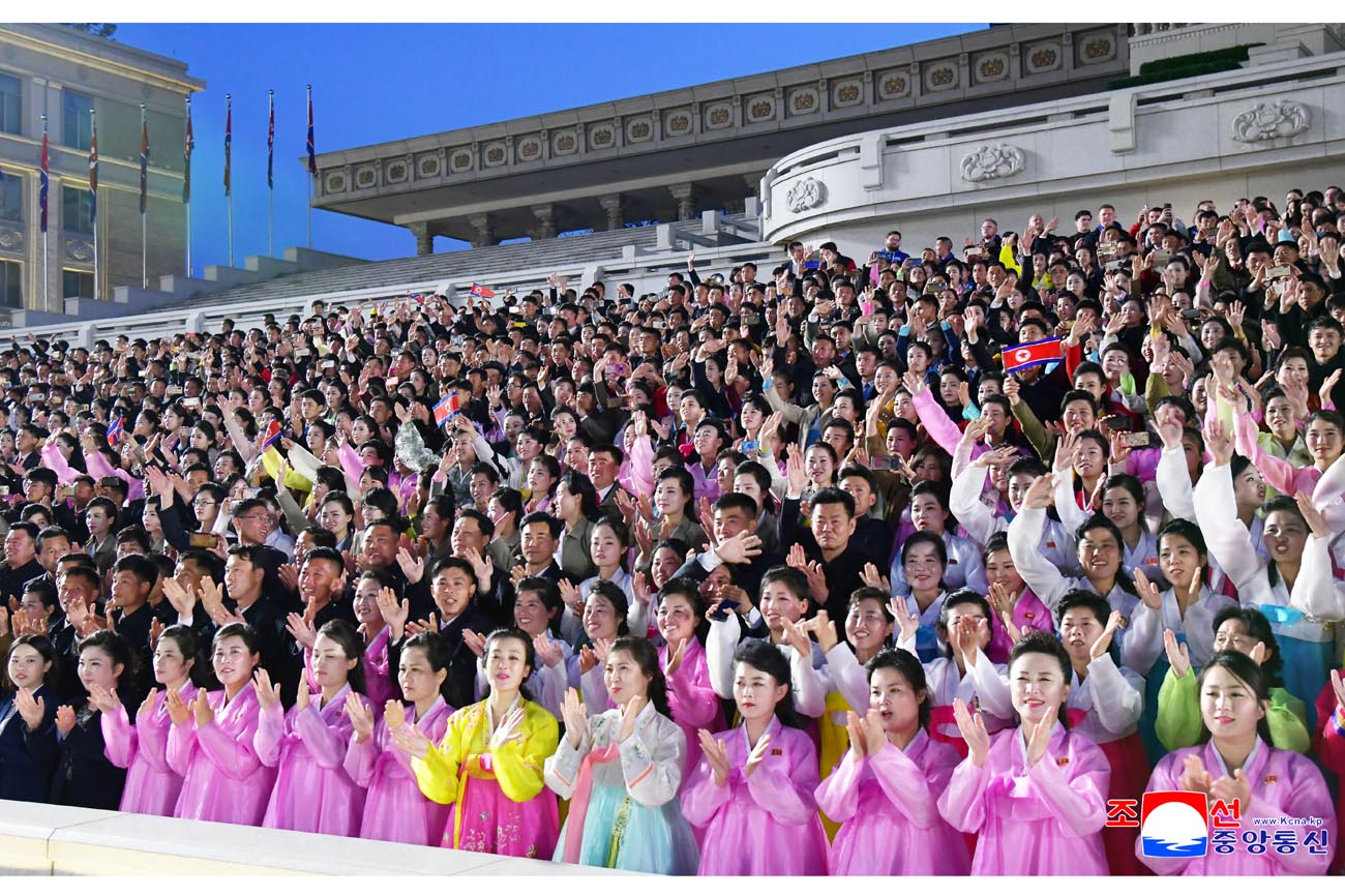 위대한 수령 김일성동지 탄생 113돐경축 평양시청년학생들의 야회 및 축포발사 진행