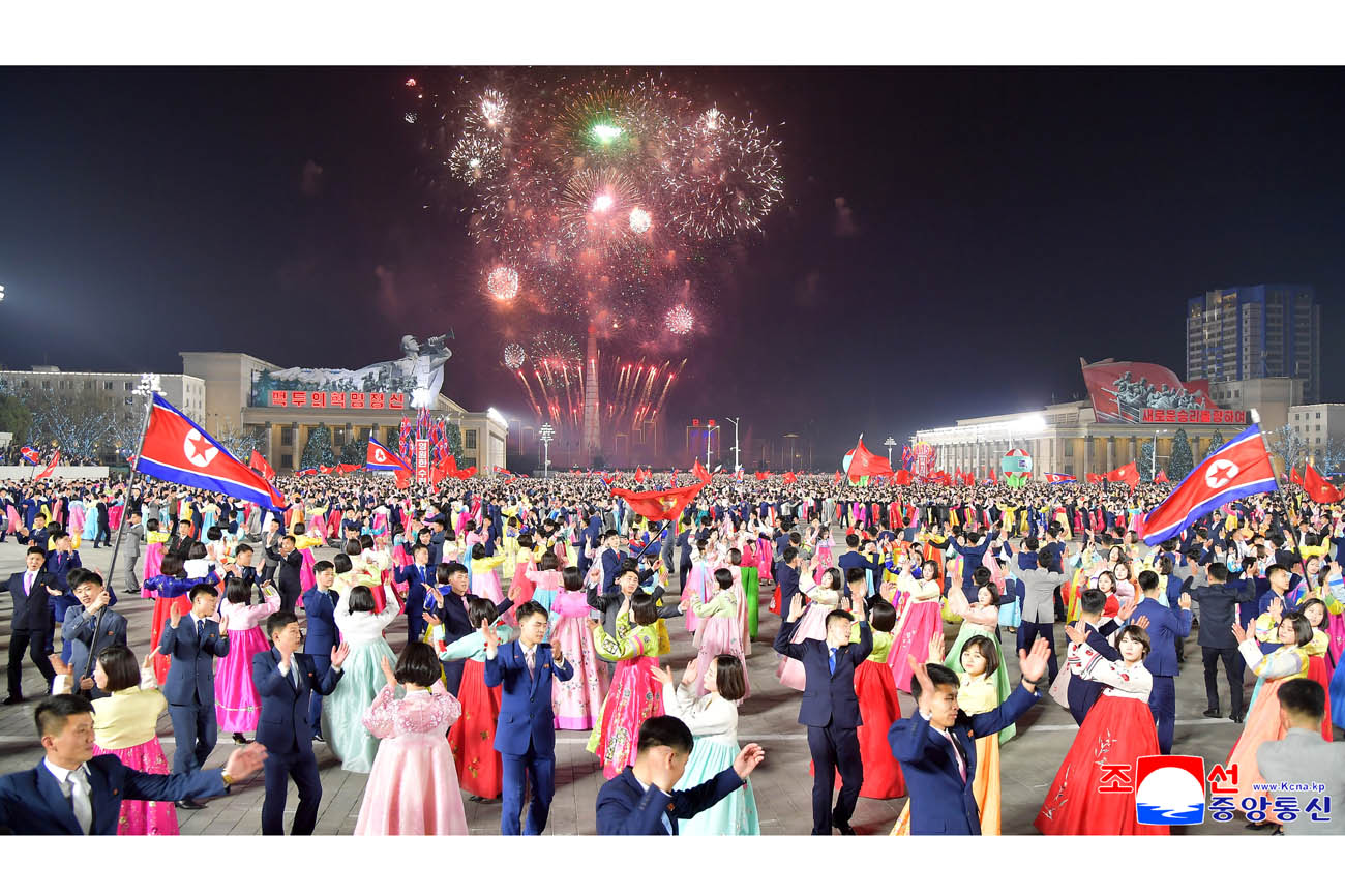 위대한 수령 김일성동지 탄생 113돐경축 평양시청년학생들의 야회 및 축포발사 진행