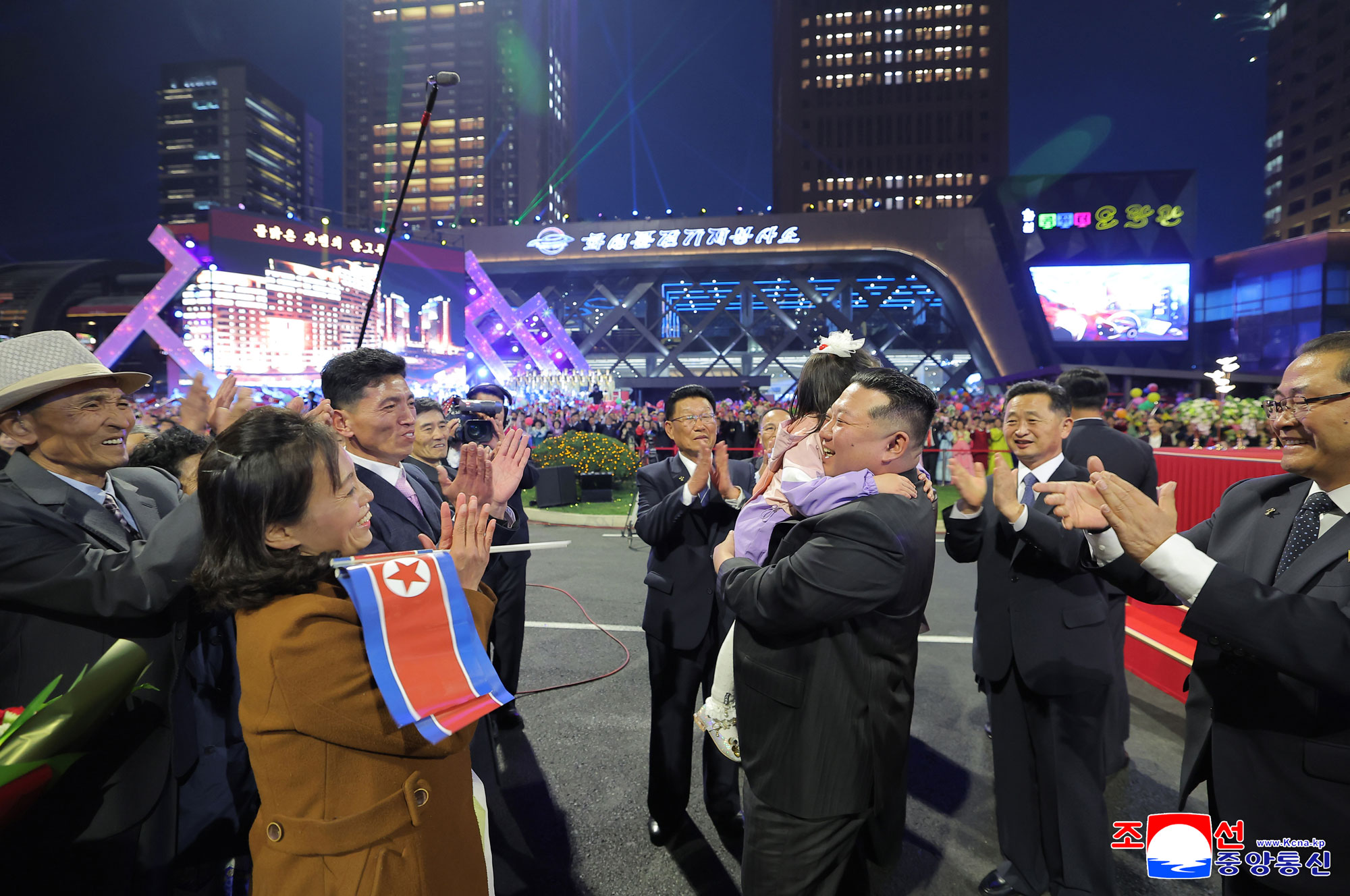 평양건설의 새로운 전성기, 평양문화의 개화기를 상징하는 또 하나의 눈부신 웅자
화성지구 3단계 1만세대 살림집 준공식 성대히 진행