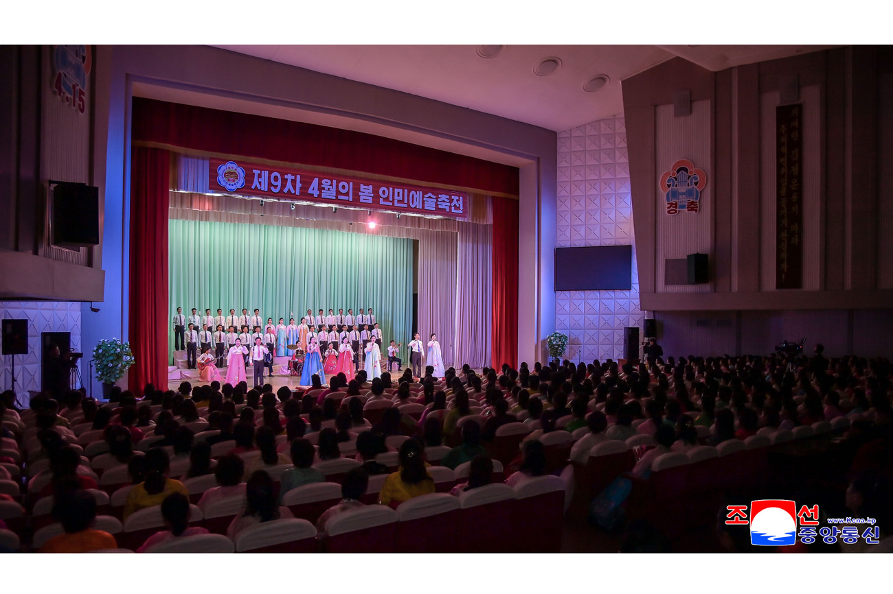 제9차 4월의 봄 인민예술축전 참가자들의 경축공연 진행