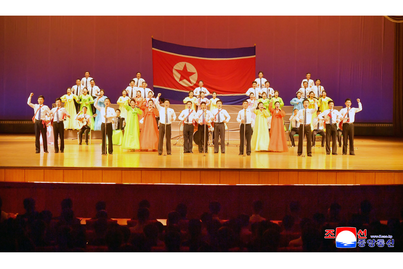 제9차 4월의 봄 인민예술축전 참가자들의 경축공연 진행
