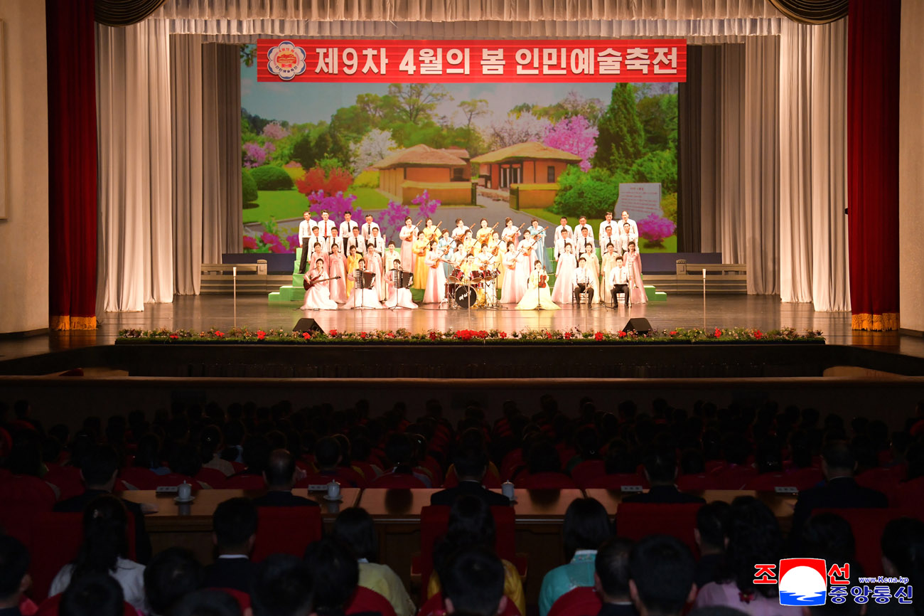 제9차 4월의 봄 인민예술축전 참가자들의 경축공연 진행