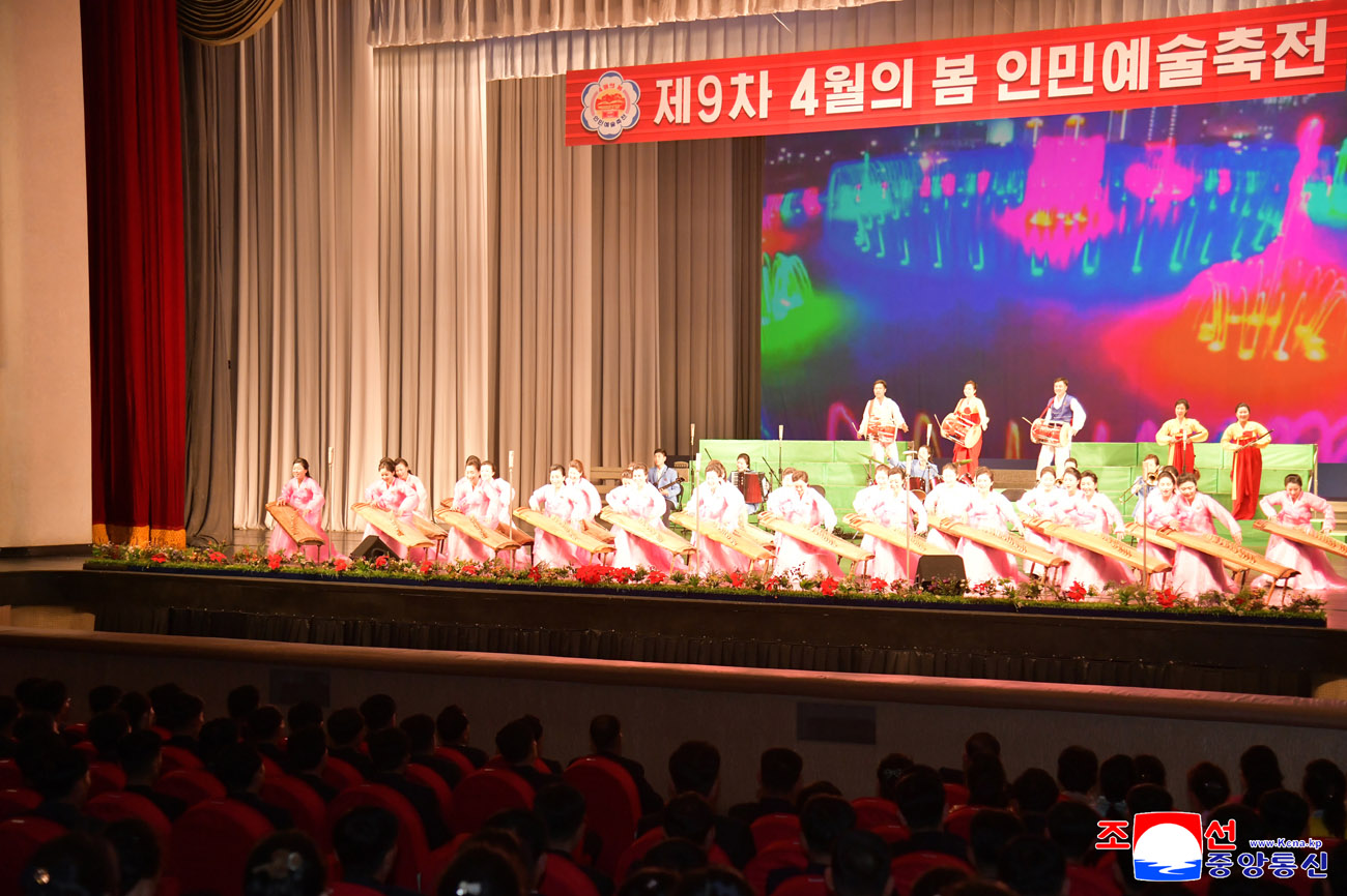 제9차 4월의 봄 인민예술축전 참가자들의 경축공연 진행