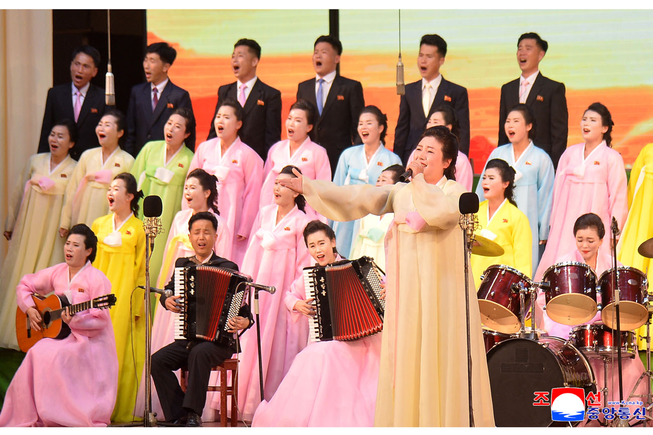 제9차 4월의 봄 인민예술축전 참가자들의 경축공연 진행