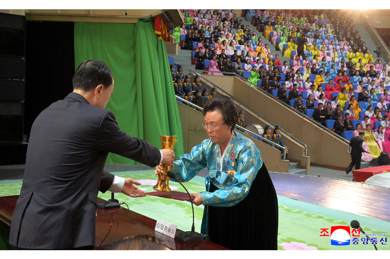 제9차 4월의 봄 인민예술축전 페막