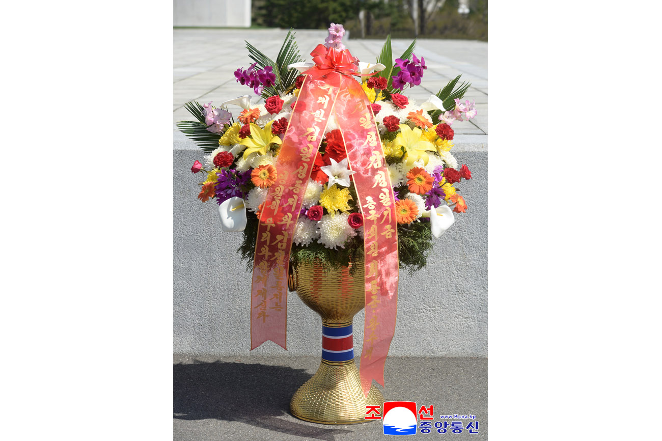 위대한 수령 김일성동지와 위대한 령도자 김정일동지의 동상에 김일성김정일기금 회원들이 꽃바구니를 보내여왔다