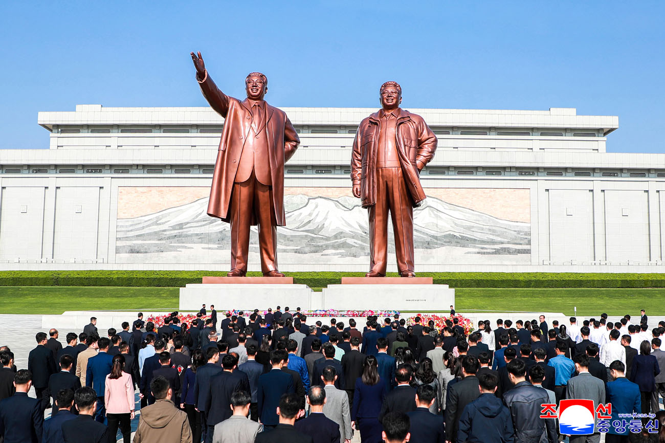 위대한 수령 김일성동지와 위대한 령도자 김정일동지의 동상에 조선인민혁명군창건 93돐에 즈음하여 인민군장병들과 근로자들, 청소년학생들 꽃바구니 진정