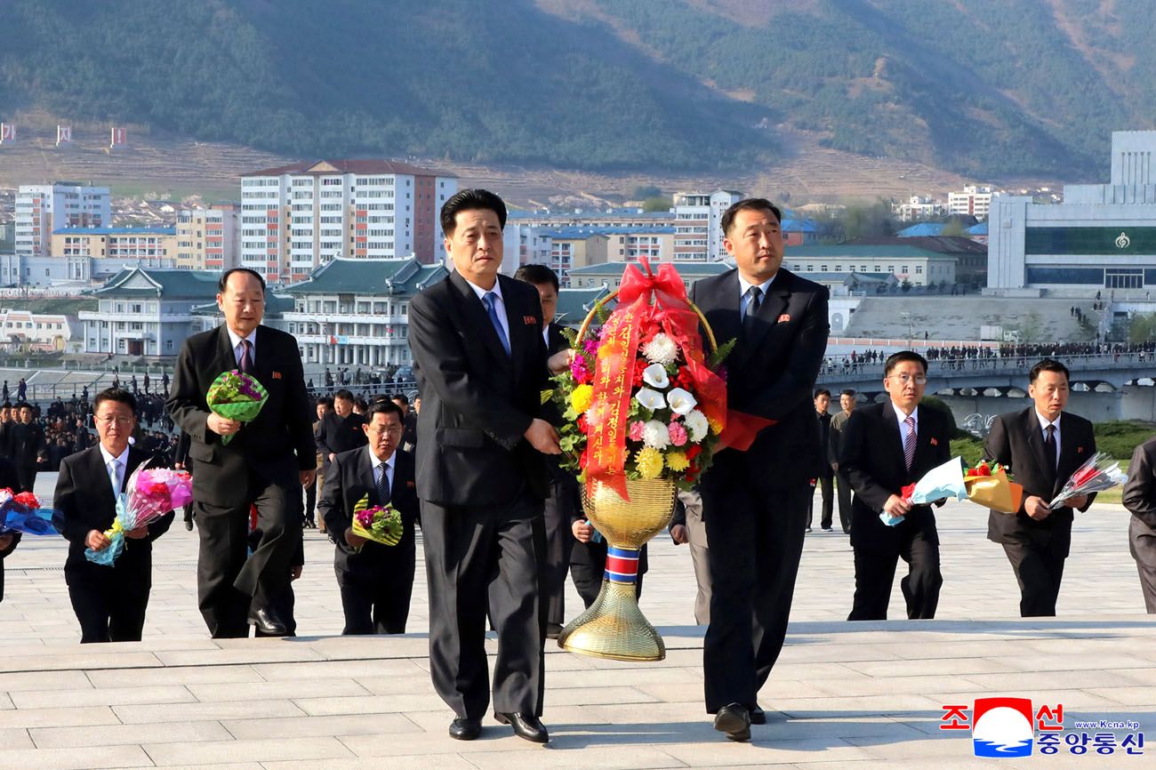 위대한 수령 김일성동지와 위대한 령도자 김정일동지의 동상에 조선인민혁명군창건 93돐에 즈음하여 인민군장병들과 근로자들, 청소년학생들 꽃바구니 진정