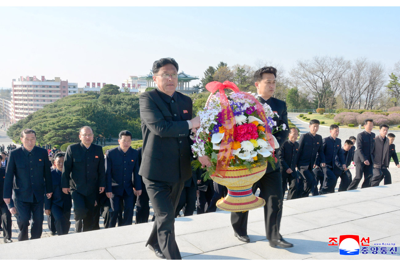 위대한 수령 김일성동지와 위대한 령도자 김정일동지의 동상에 조선인민혁명군창건 93돐에 즈음하여 인민군장병들과 근로자들, 청소년학생들 꽃바구니 진정
