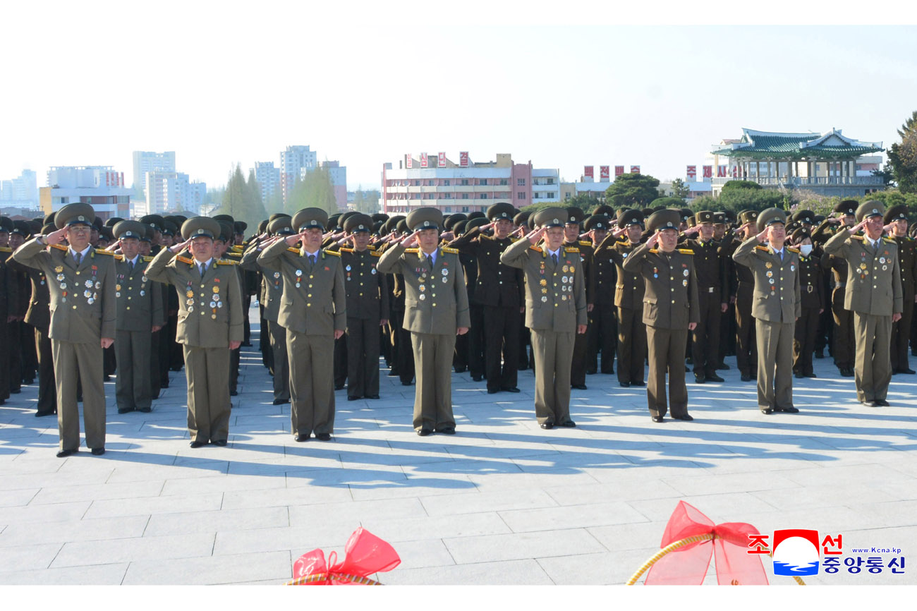 위대한 수령 김일성동지와 위대한 령도자 김정일동지의 동상에 조선인민혁명군창건 93돐에 즈음하여 인민군장병들과 근로자들, 청소년학생들 꽃바구니 진정