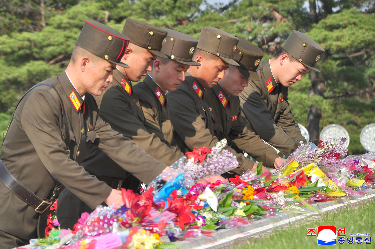 위대한 수령 김일성동지와 위대한 령도자 김정일동지의 동상에 조선인민혁명군창건 93돐에 즈음하여 인민군장병들과 근로자들, 청소년학생들 꽃바구니 진정
