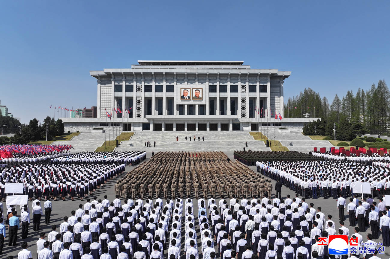 항일혁명선렬들의 넋을 이어나가기 위한 계승자들의 기념행진 진행