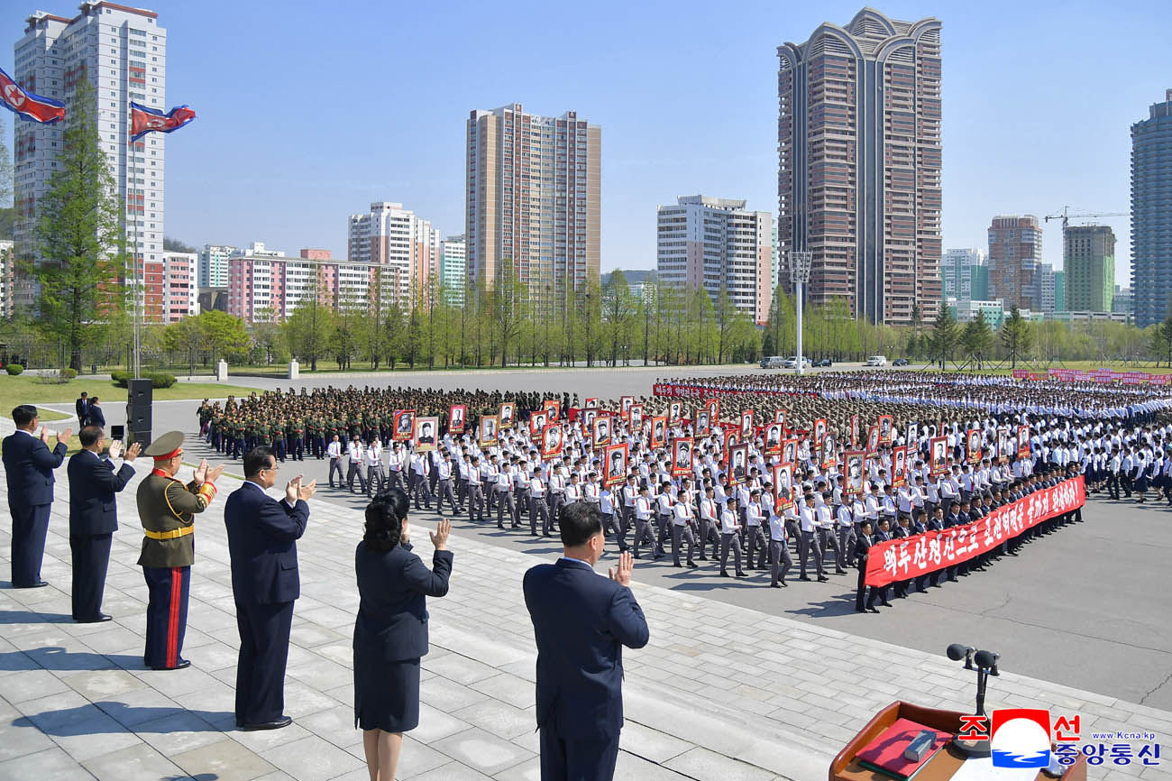 항일혁명선렬들의 넋을 이어나가기 위한 계승자들의 기념행진 진행