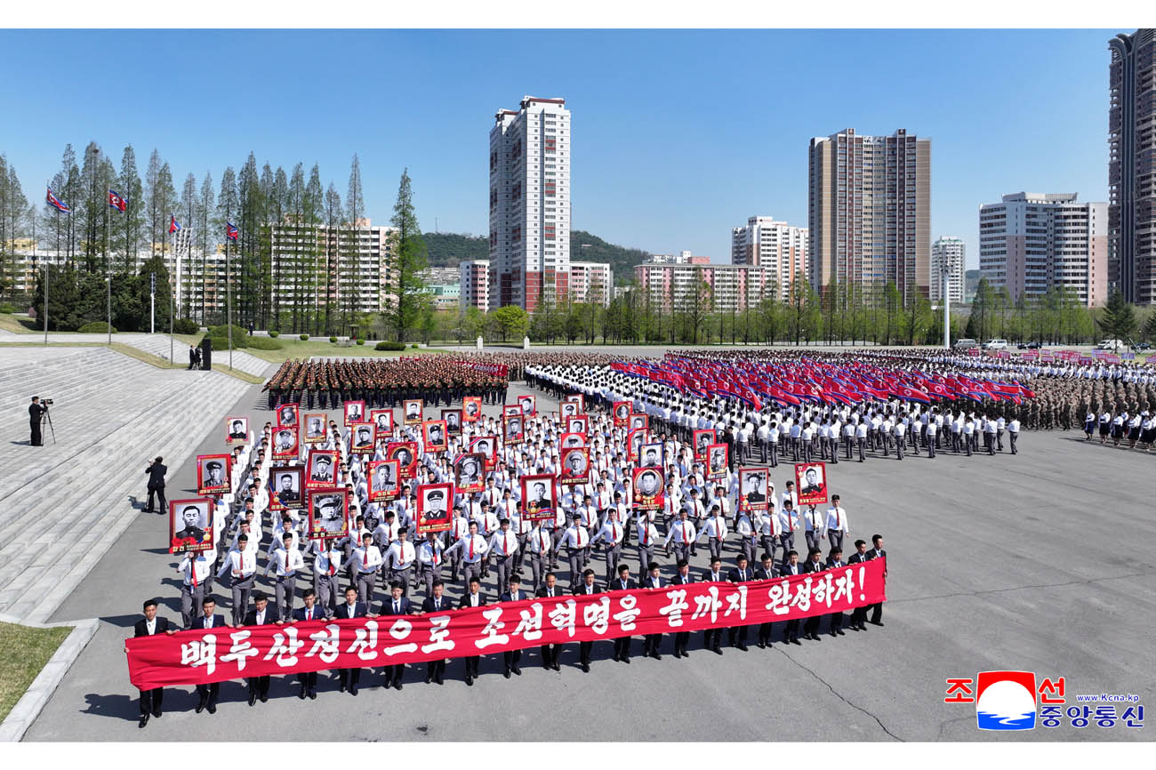 항일혁명선렬들의 넋을 이어나가기 위한 계승자들의 기념행진 진행