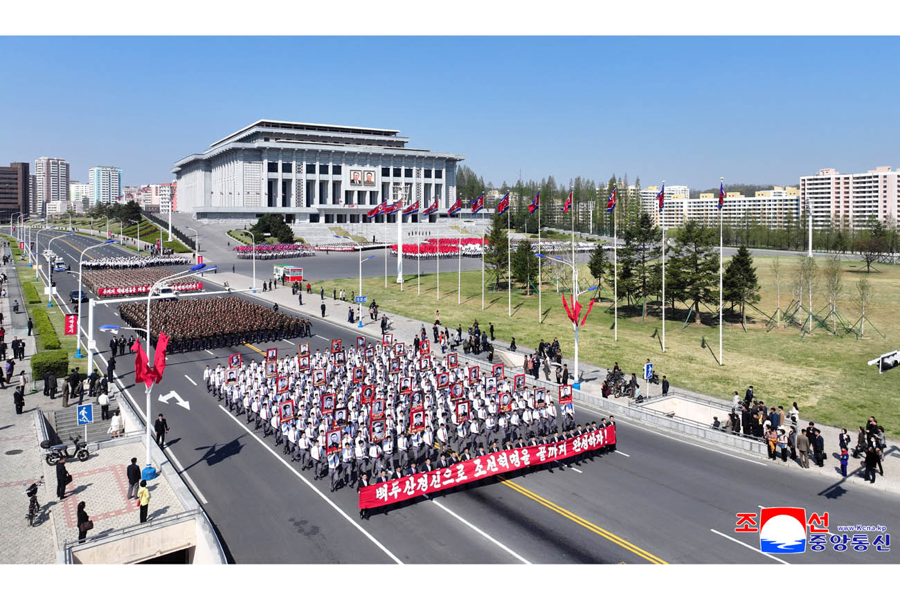 항일혁명선렬들의 넋을 이어나가기 위한 계승자들의 기념행진 진행