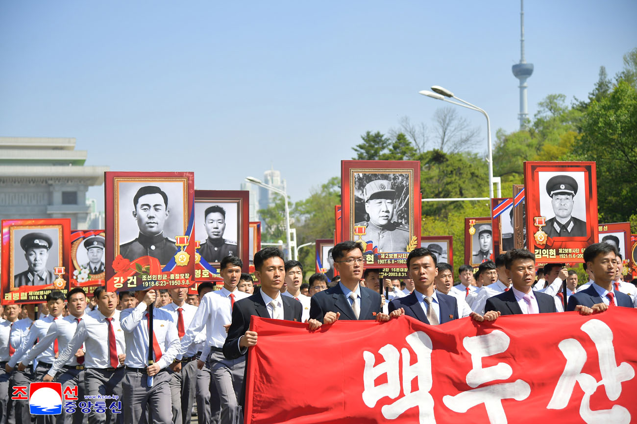 항일혁명선렬들의 넋을 이어나가기 위한 계승자들의 기념행진 진행