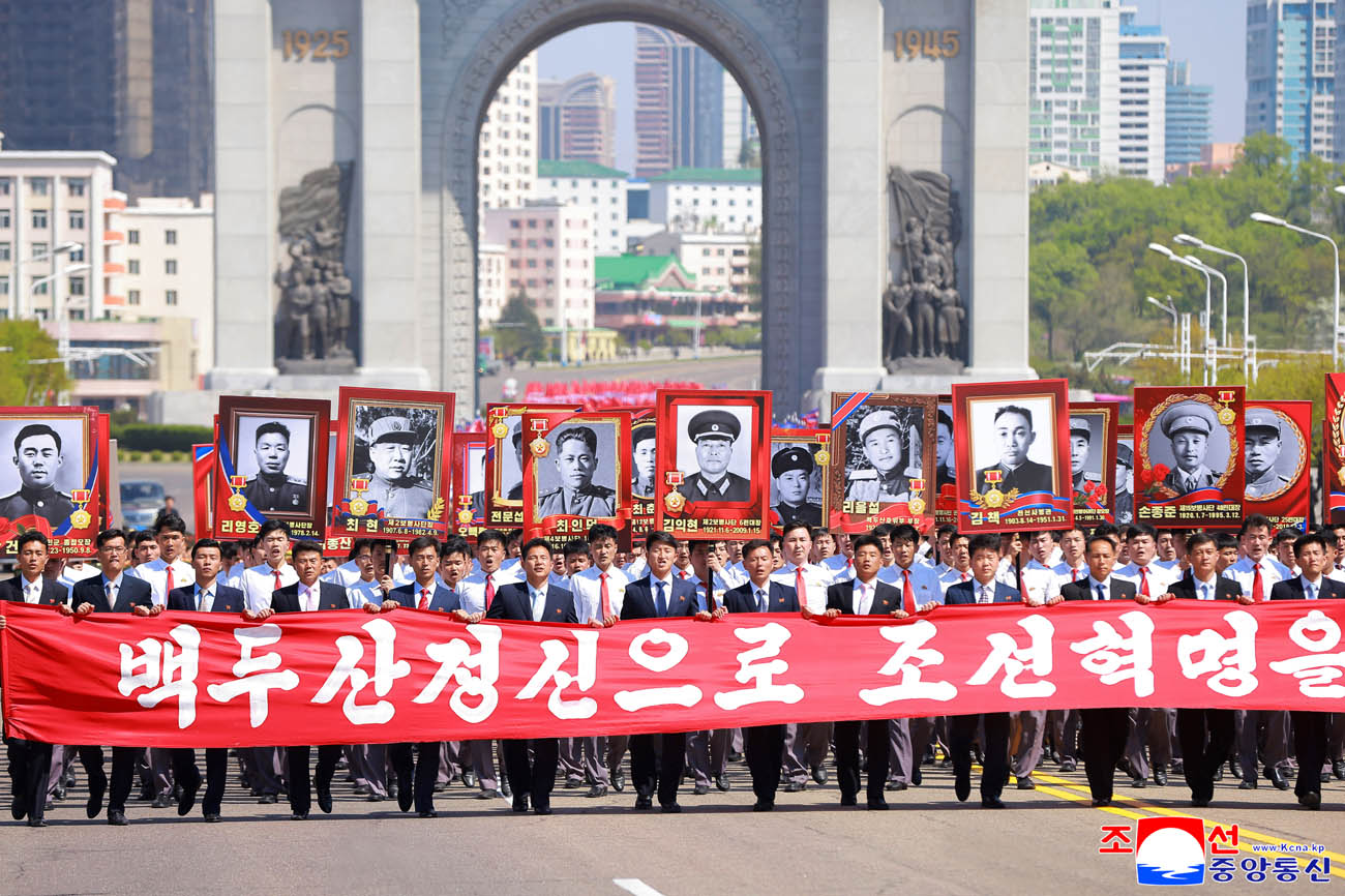 항일혁명선렬들의 넋을 이어나가기 위한 계승자들의 기념행진 진행