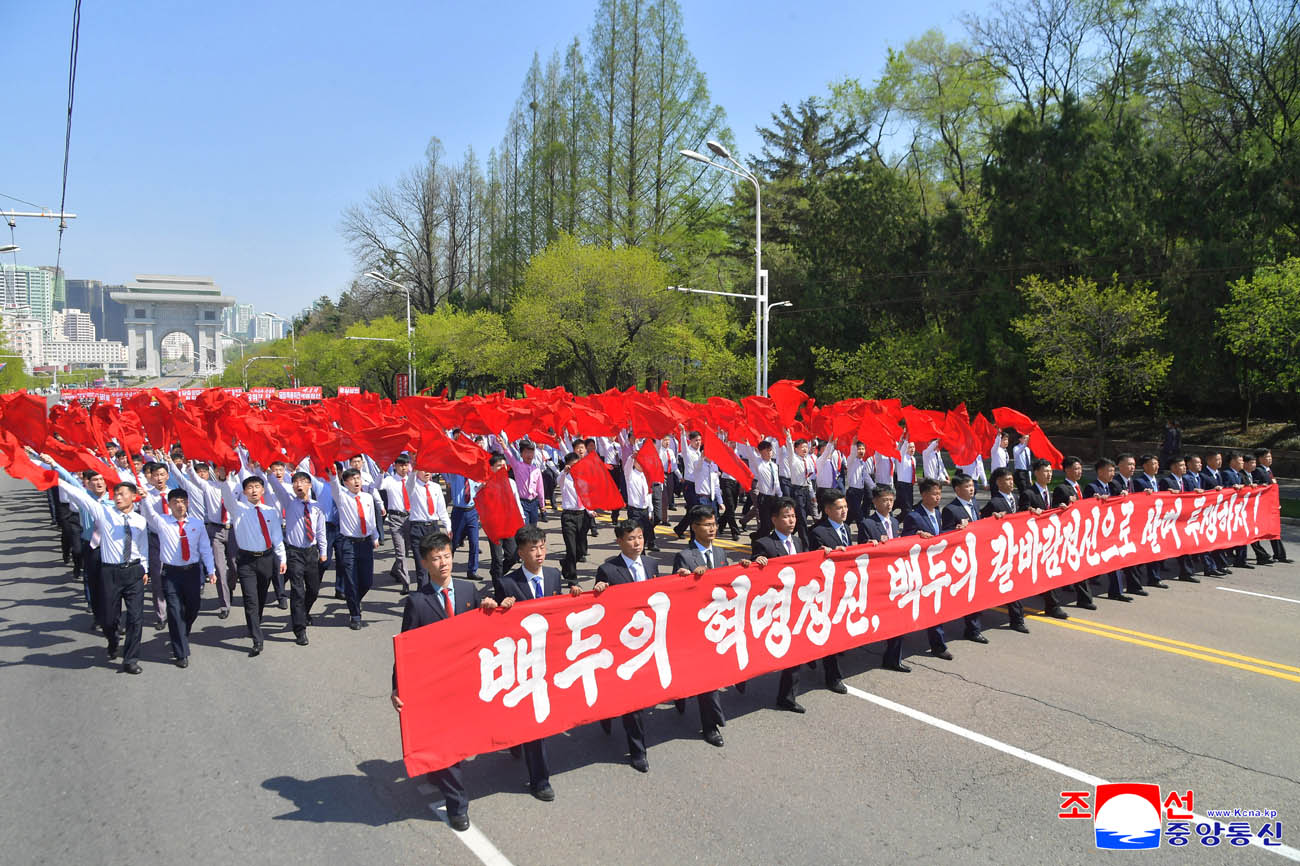 항일혁명선렬들의 넋을 이어나가기 위한 계승자들의 기념행진 진행