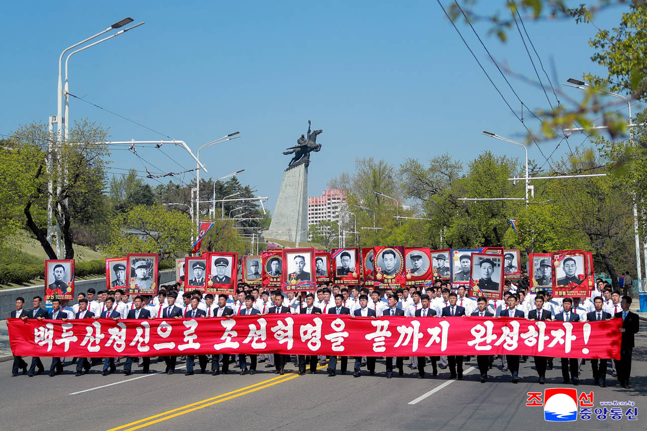 항일혁명선렬들의 넋을 이어나가기 위한 계승자들의 기념행진 진행