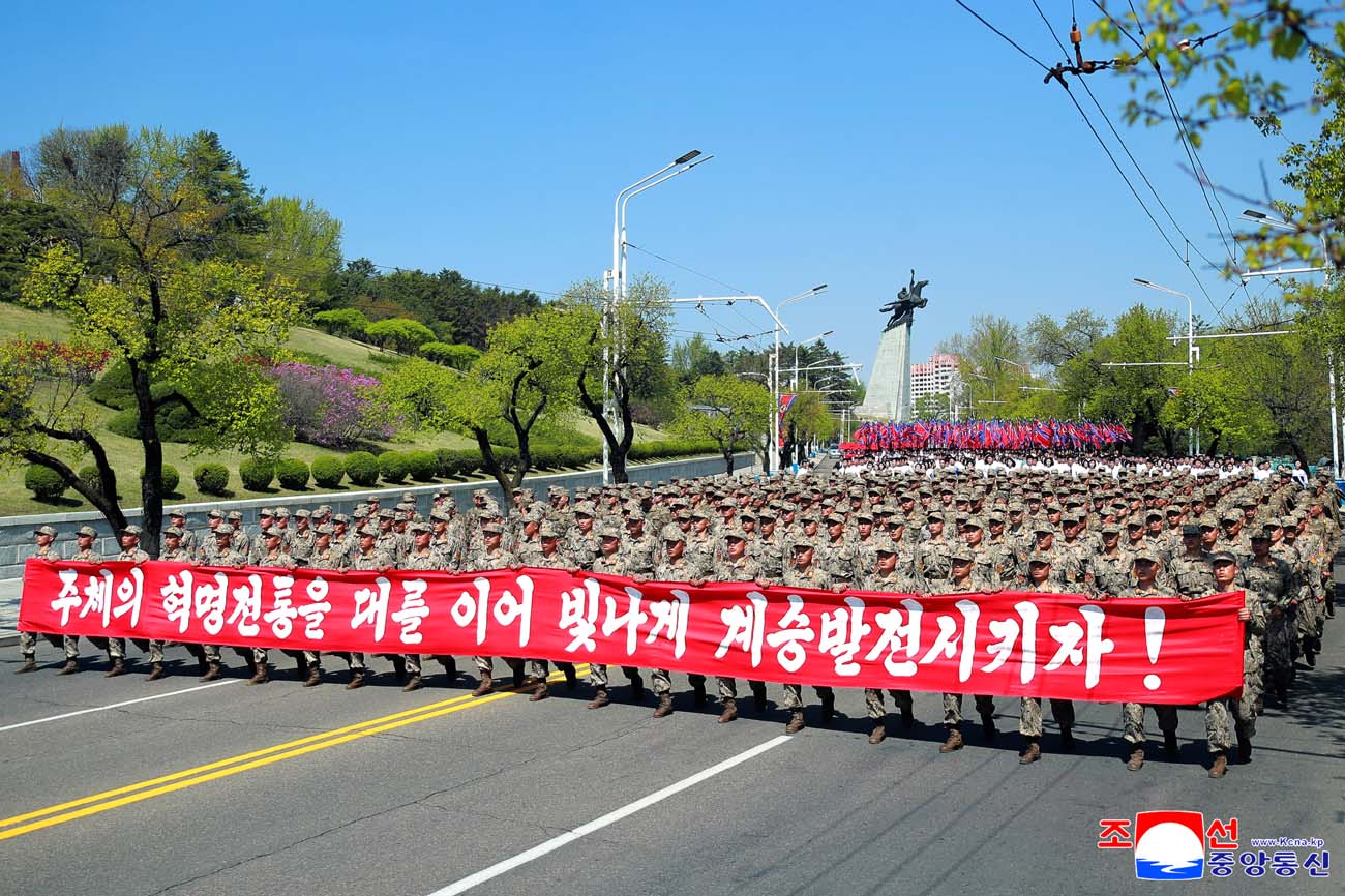항일혁명선렬들의 넋을 이어나가기 위한 계승자들의 기념행진 진행