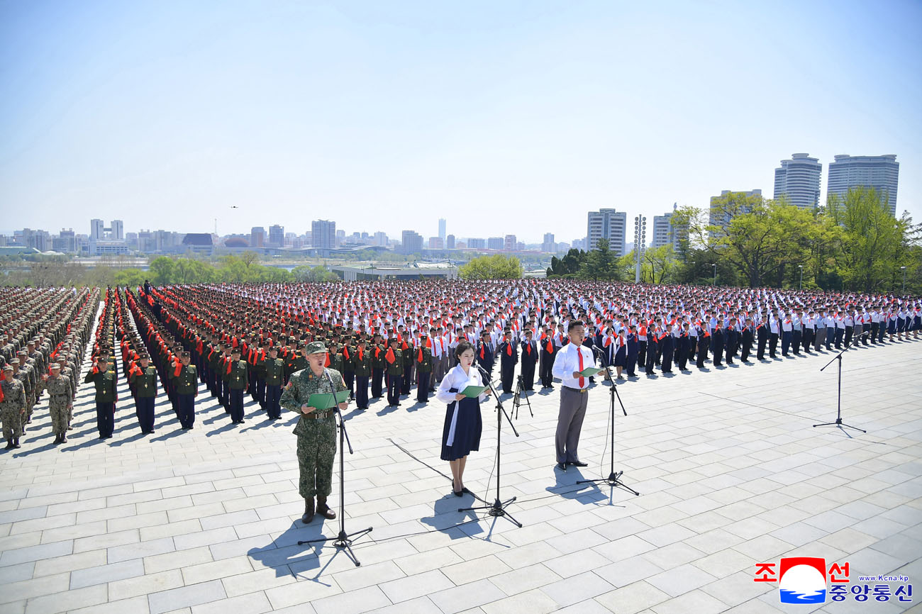항일혁명선렬들의 넋을 이어나가기 위한 계승자들의 기념행진 진행