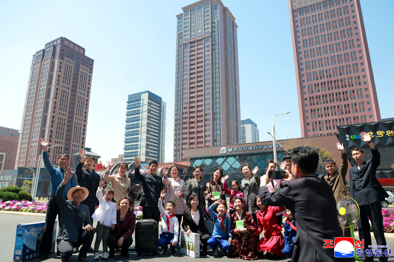 웅장화려하게 일떠선 화성지구 3단계 새 도시구획의 살림집들에 시민들 환희에 넘쳐 입사