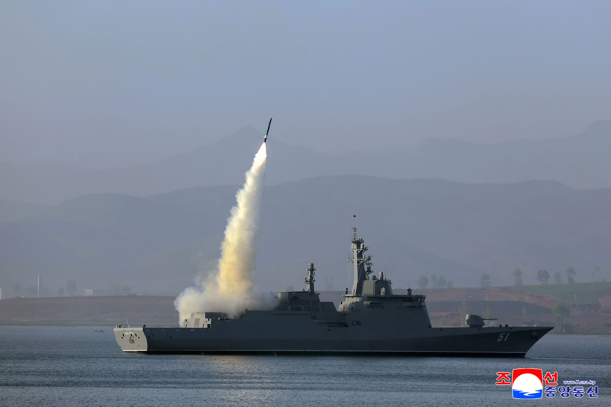 다목적구축함 《최현》호의 함무장체계들에 대한 전투적용성시험에 착수