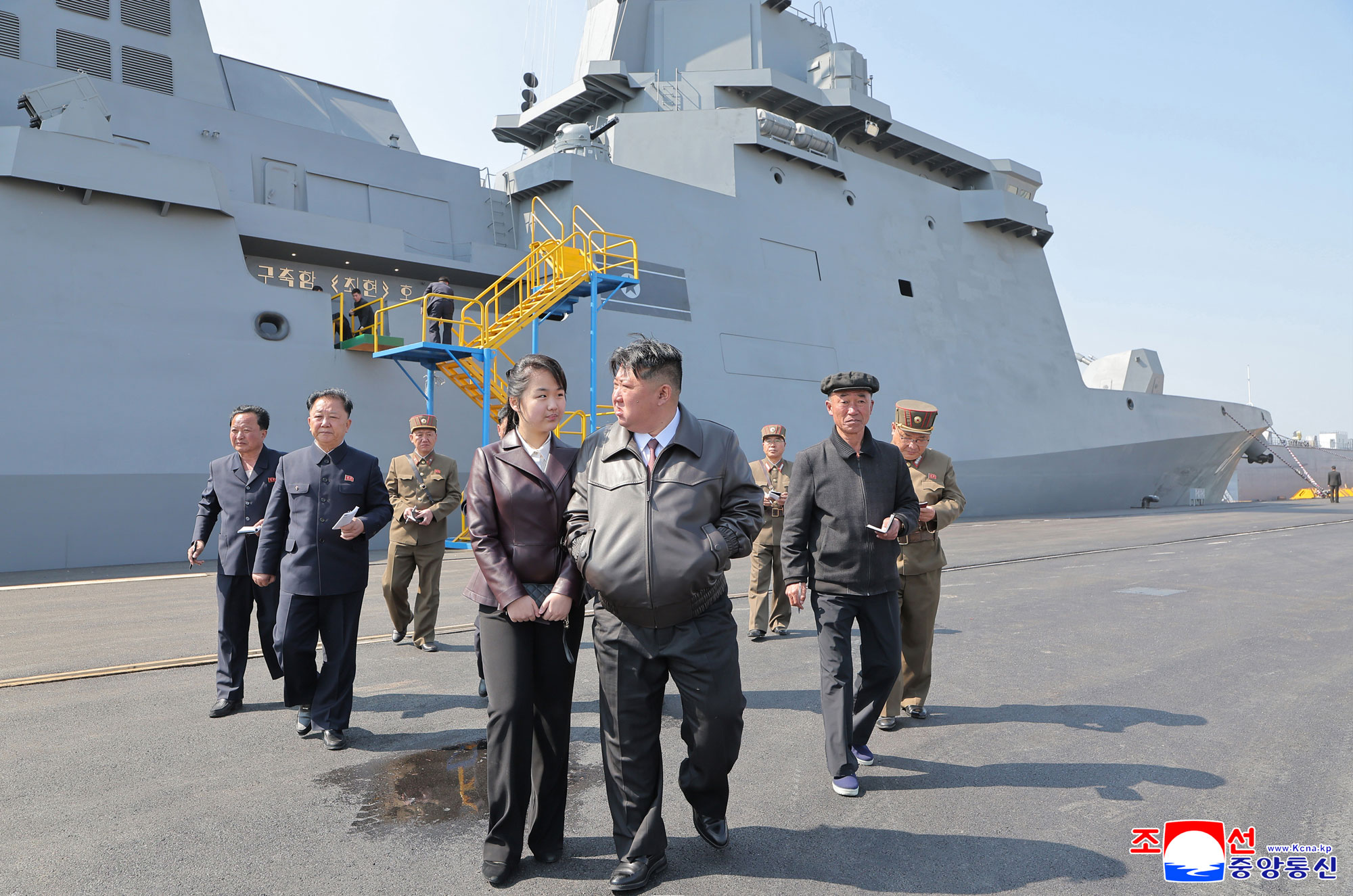 다목적구축함 《최현》호의 함무장체계들에 대한 전투적용성시험에 착수