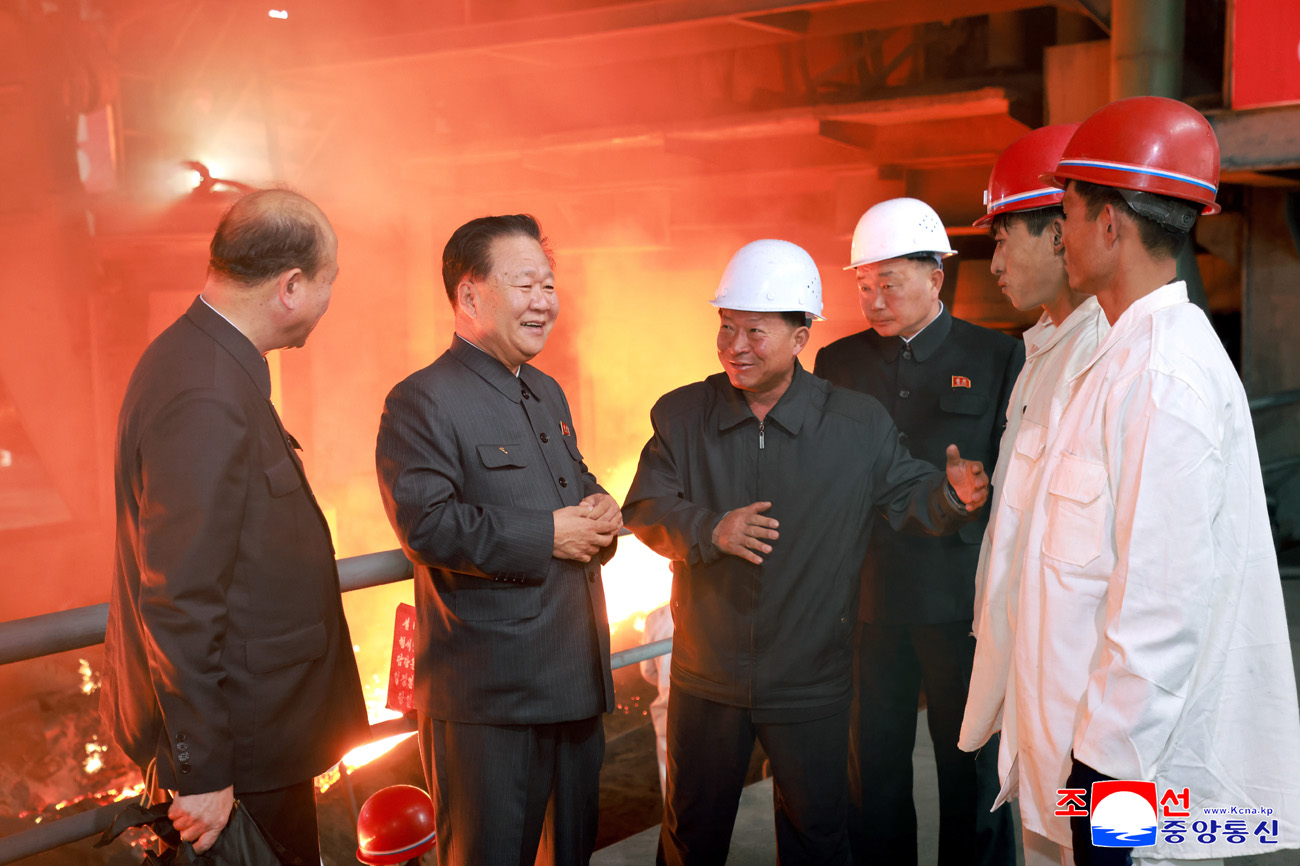 Senior Party and government officials congratulate working people on May Day