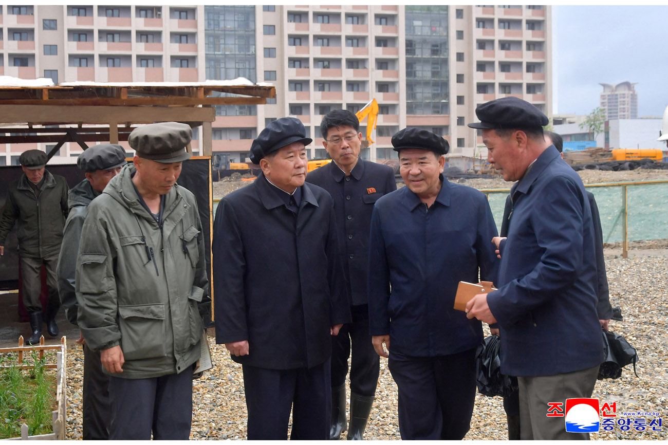 Senior Party and government officials congratulate working people on May Day