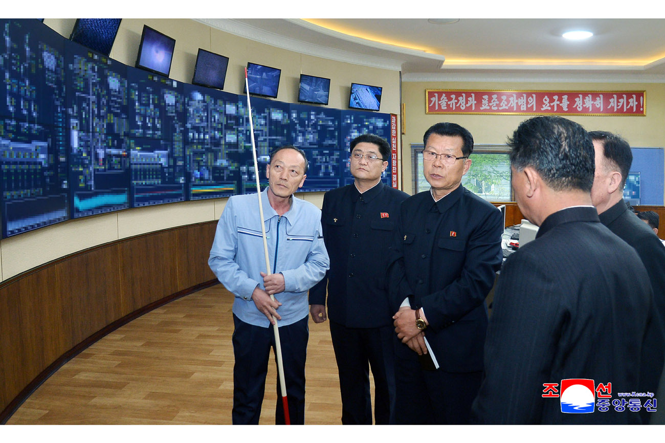 Senior Party and government officials congratulate working people on May Day