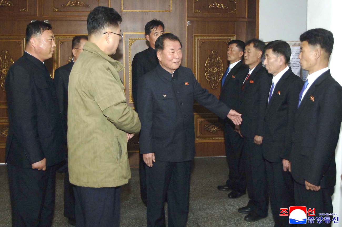 Senior Party and government officials congratulate working people on May Day