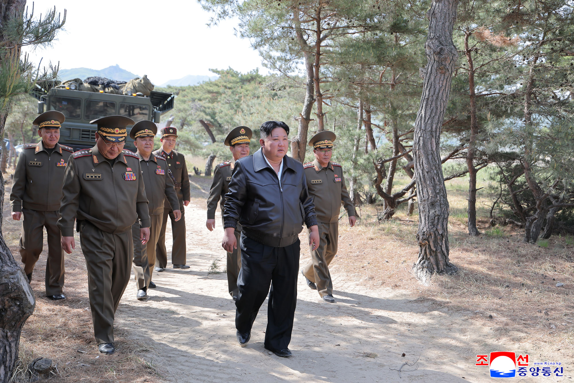 조선인민군 동부전선구분대들의 장거리포 및 미싸일체계 합동타격훈련 진행
