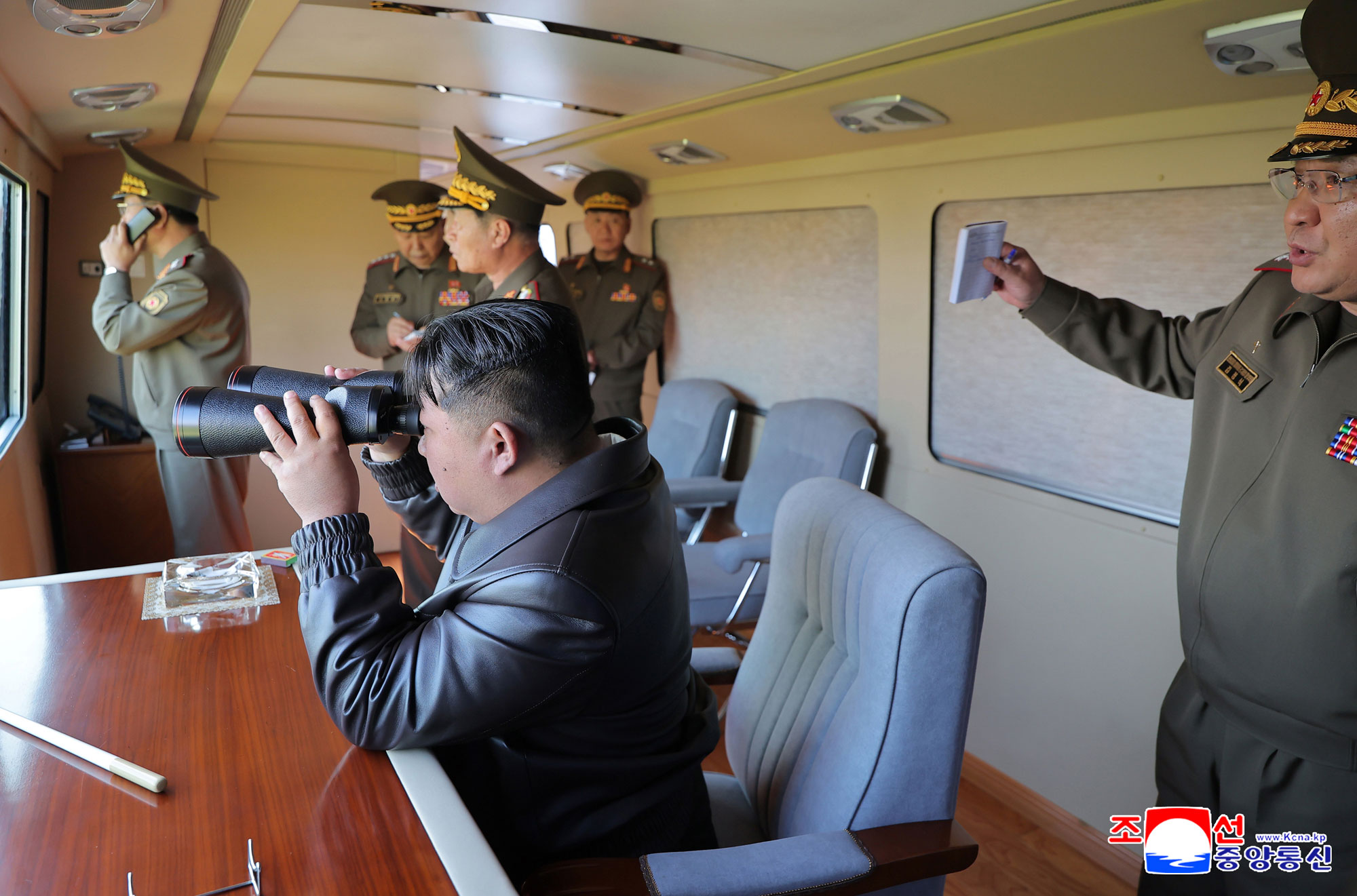 조선인민군 동부전선구분대들의 장거리포 및 미싸일체계 합동타격훈련 진행