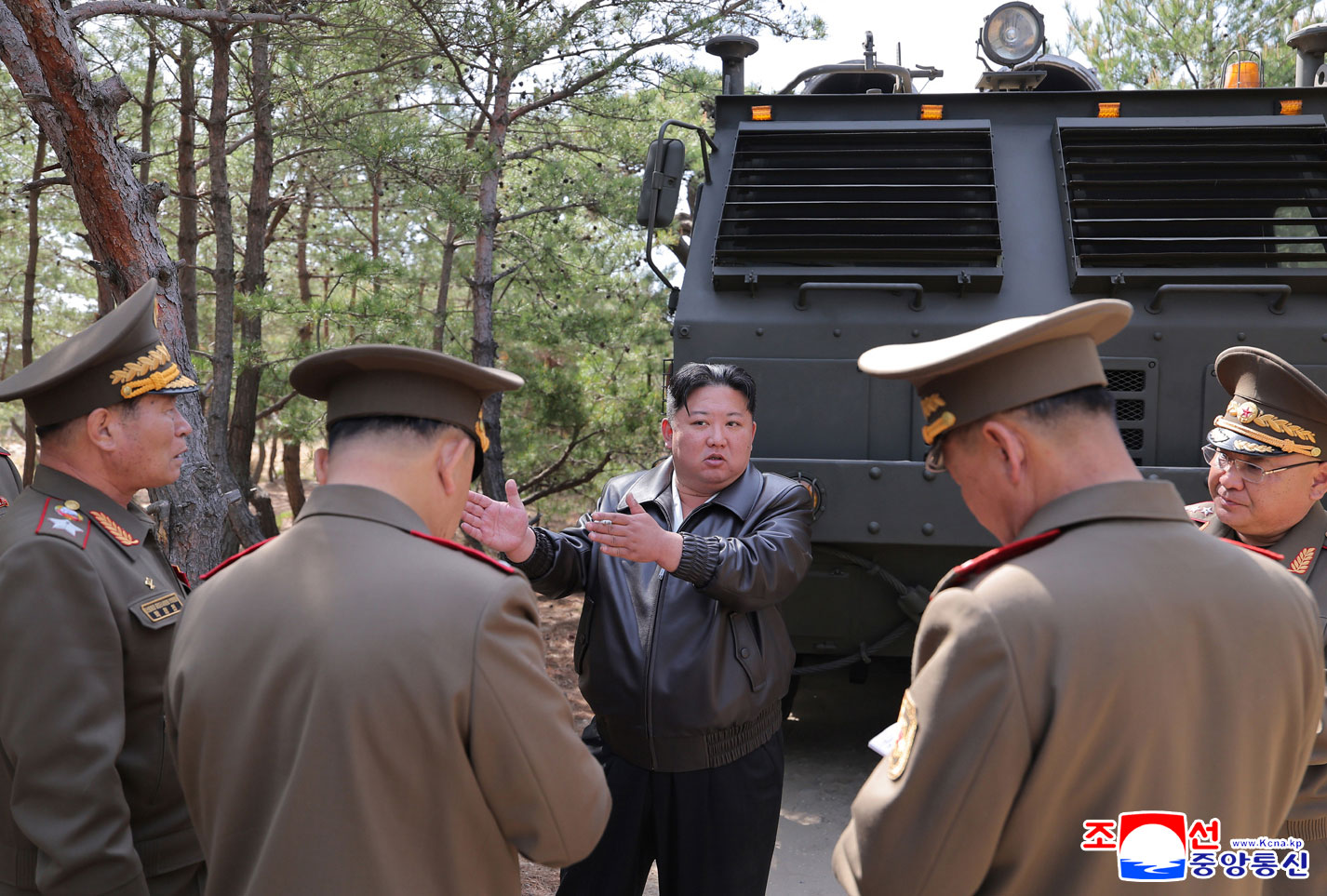 조선인민군 동부전선구분대들의 장거리포 및 미싸일체계 합동타격훈련 진행