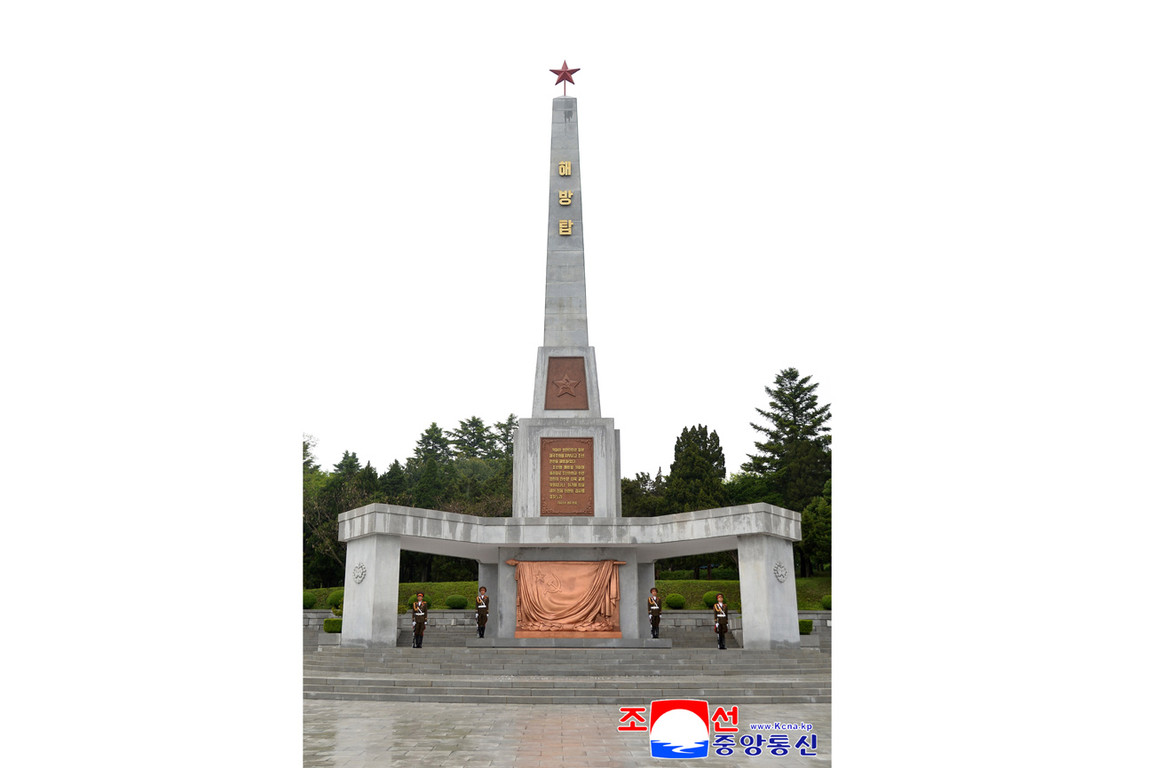 로씨야대사관 성원들 해방탑과 쏘련군렬사들의 묘에 화환 진정