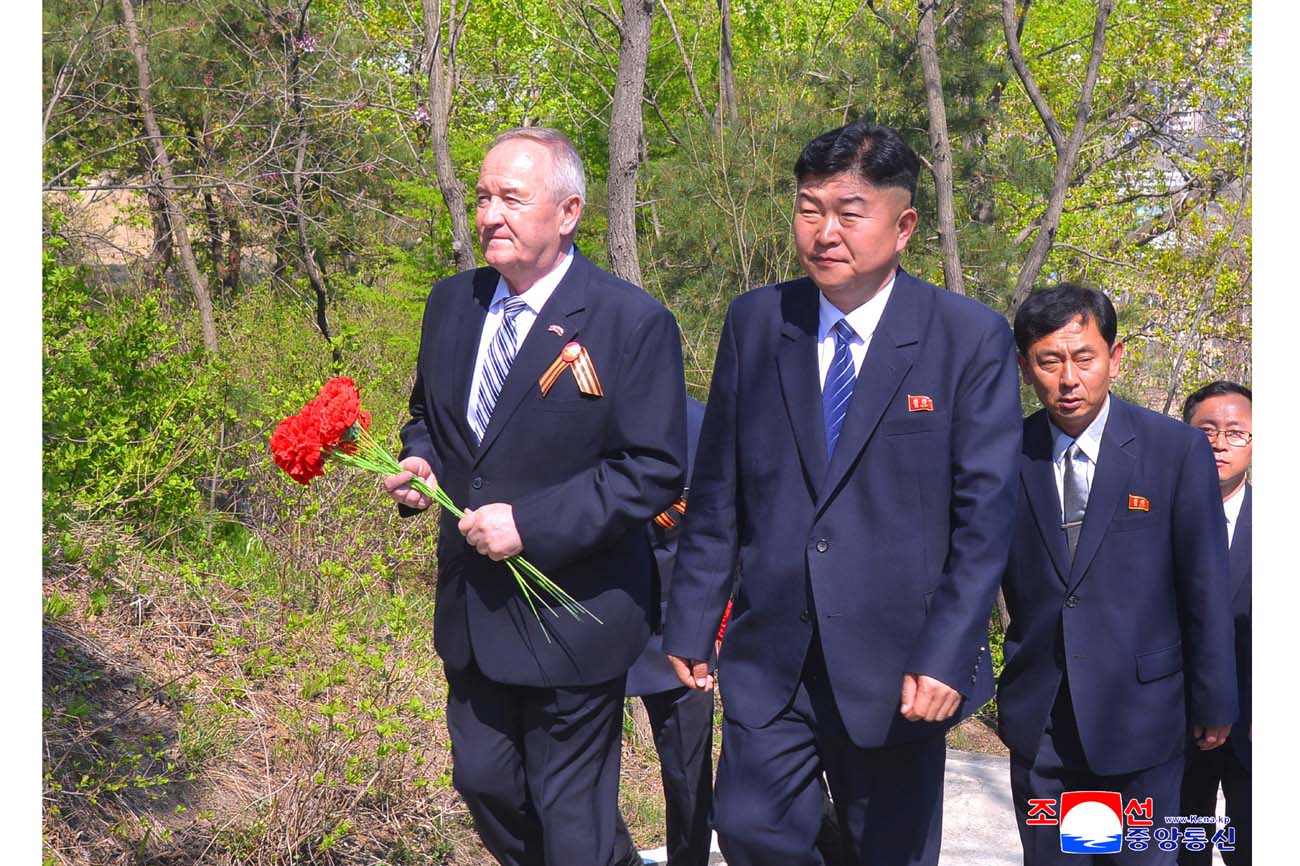 로씨야대사관 성원들 해방탑과 쏘련군렬사들의 묘에 화환 진정