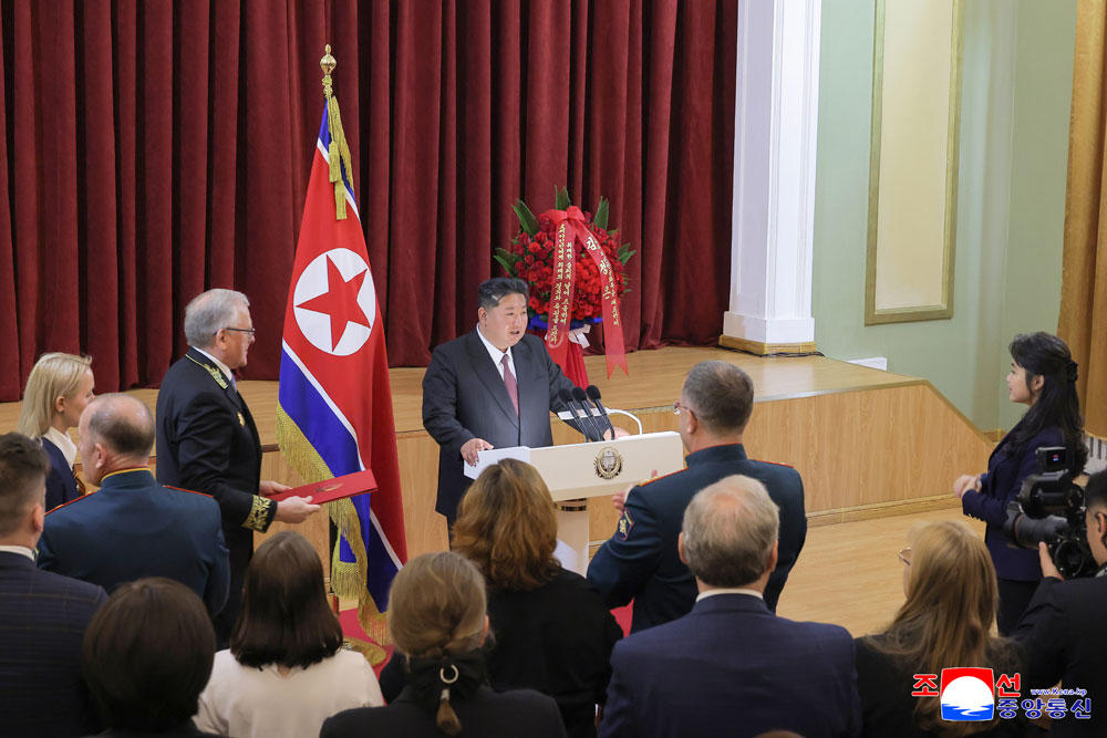 경애하는 김정은동지께서 로씨야의 위대한 전승절에 즈음하여 우리 나라 주재 로씨야련방대사관을 축하방문하시였다