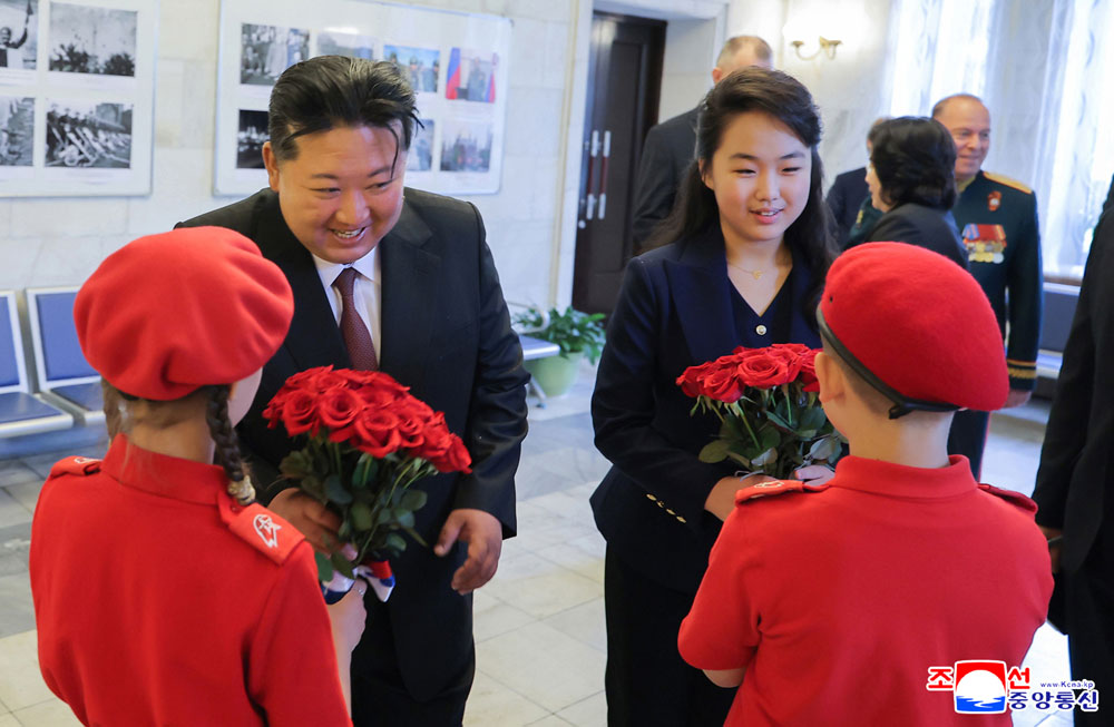 경애하는 김정은동지께서 로씨야의 위대한 전승절에 즈음하여 우리 나라 주재 로씨야련방대사관을 축하방문하시였다